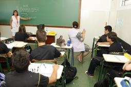Volta as aulas no Colégio Estadual Yvone Pimentel em Curitiba, na foto o aluno Tiago Costa Pires (surdo) e a interpetre Adalgisa Algostinho. 10-02-14. Foto: Hedeson Alves