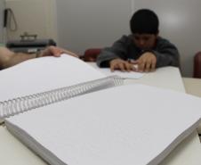 Elaborado pelo Instituto Paranaense de Cegos (IPC) em parceria com a seção Braille da BPP, o material traz orientações de convivência com pessoas com deficiência visual. Foto: Aliocha Maurício/Seds