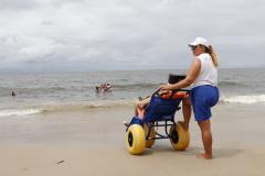 Praia Acessível atende mais de 1 mil 
pessoas e resgata contato com o mar
