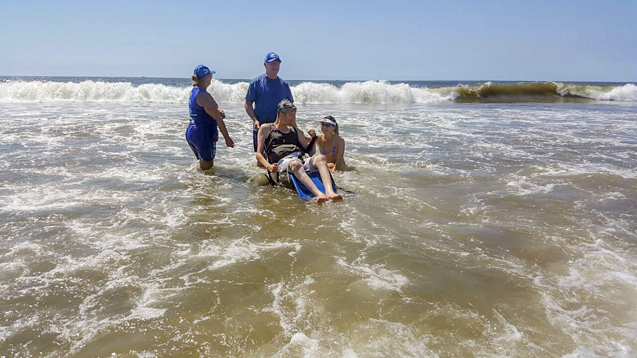 Acessibilidade: ampliado programa para auxiliar cadeirantes e pessoas com baixa mobilidade no banho de mar.Cadeiras anfíbias: banho de mar com segurança e dignidade.Curitiba, 07/02/2017.Foto: Divulgação Sanepar