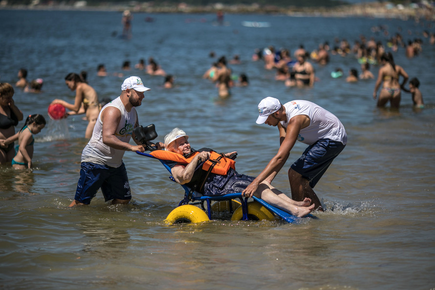 Cadeiras anfíbias, Praia Mansa, Matinhos. 04/01/2018
Foto: Maurilio Cheli