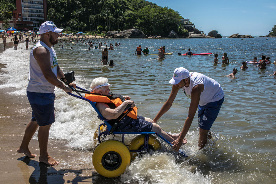 Cadeiras anfíbias, Praia Mansa, Matinhos. 04/01/2018
Foto: Maurilio Cheli