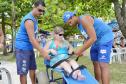 Pessoas com deficiência ou mobilidade reduzida podem usar cadeiras anfíbias no banho de mar - Foto: Aliocha Mauricio/SEDS