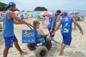 Pessoas com deficiência ou mobilidade reduzida podem usar cadeiras anfíbias no banho de mar - Foto: Aliocha Mauricio/SEDS