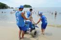 Pessoas com deficiência ou mobilidade reduzida podem usar cadeiras anfíbias no banho de mar - Foto: Aliocha Mauricio/SEDS