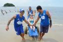 Pessoas com deficiência ou mobilidade reduzida podem usar cadeiras anfíbias no banho de mar - Foto: Aliocha Mauricio/SEDS