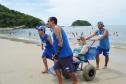 Pessoas com deficiência ou mobilidade reduzida podem usar cadeiras anfíbias no banho de mar - Foto: Aliocha Mauricio/SEDS