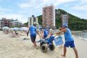 Pessoas com deficiência ou mobilidade reduzida podem usar cadeiras anfíbias no banho de mar - Foto: Aliocha Mauricio/SEDS