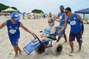 Pessoas com deficiência ou mobilidade reduzida podem usar cadeiras anfíbias no banho de mar - Foto: Aliocha Mauricio/SEDS