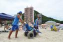 Pessoas com deficiência ou mobilidade reduzida podem usar cadeiras anfíbias no banho de mar - Foto: Aliocha Mauricio/SEDS