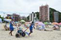 Pessoas com deficiência ou mobilidade reduzida podem usar cadeiras anfíbias no banho de mar - Foto: Aliocha Mauricio/SEDS