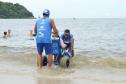 Pessoas com deficiência ou mobilidade reduzida podem usar cadeiras anfíbias no banho de mar - Foto: Aliocha Mauricio/SEDS