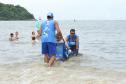 Pessoas com deficiência ou mobilidade reduzida podem usar cadeiras anfíbias no banho de mar - Foto: Aliocha Mauricio/SEDS