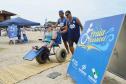 Pessoas com deficiência ou mobilidade reduzida podem usar cadeiras anfíbias no banho de mar - Foto: Aliocha Mauricio/SEDS