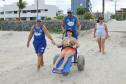 Pessoas com deficiência ou mobilidade reduzida podem usar cadeiras anfíbias no banho de mar - Foto: Aliocha Mauricio/SEDS