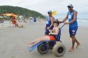 Pessoas com deficiência ou mobilidade reduzida podem usar cadeiras anfíbias no banho de mar - Foto: Aliocha Mauricio/SEDS