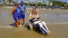 Acessibilidade: ampliado programa para auxiliar cadeirantes e pessoas com baixa mobilidade no banho de mar. Eduardo Montenegro: um banho de mar seguro após 27 anos de espera.Curitiba, 07/02/2017.Foto: Divulgação Sanepar