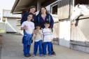 Projeto de equoterapia da Policia Militar Montada do Paraná. Na foto: os alunos Arthur Gabriel de Lima, Juan Miguel Nascimento e Maria Eduarda Ramos e as professoras Madalena Greczoski e Josiane de Lima. Curitiba, 16-09-2015. Foto: Adrieli Takiguti /SEDS