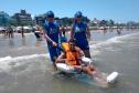 Cadeirantes e pessoas com dificuldade de locomoção podem tomar banho de mar no Litoral paranaense, graças ao Projeto Praia Acessível, desenvolvido em parceria pela Companhia de Saneamento do Paraná (Sanepar) e Secretaria Estadual da Família e Desenvolvimento Social (SEDS)