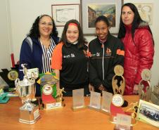 Secretaria de Estado da Educação do Paraná, Colégio Estadual de Educação Especial Primavera, alunas vão carregar a Tocha Olimpica por Curitiba, na foto a aluna Isabel de Castro a mae Ivete Gomes de Casto e a aluna Raira Daiane Rodrigues com a mae Rejane Rodrigues. 24-05-16. Foto: Hedeson Alves