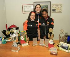 Secretaria de Estado da Educação do Paraná, Colégio Estadual de Educação Especial Primavera, alunas vão carregar a Tocha Olimpica por Curitiba, na foto a aluna Isabel de Castro a professora Evelin Sabadin e a aluna Raira Daiane Rodrigues. 24-05-16. Foto: Hedeson Alves