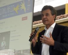 Governador Beto Richa, acompanhado pela secretária da Educação, Ana Seres Trento Comim, secretário da Comunicação Social, Deonilson Roldo e demais autoridades, participa do lançamento do Aplicativo Sinalário, aplicativo para estudantes com deficiência autidiva.Curitiba, 03/10/2017Foto: Ricardo Almeida  ANPr