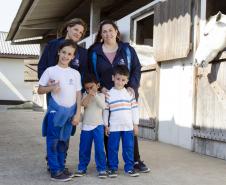 Projeto de equoterapia da Policia Militar Montada do Paraná. Na foto: os alunos Arthur Gabriel de Lima, Juan Miguel Nascimento e Maria Eduarda Ramos e as professoras Madalena Greczoski e Josiane de Lima. Curitiba, 16-09-2015. Foto: Adrieli Takiguti /SEDS