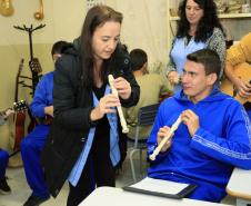 Secretaria de Estado da Educação do Paraná, Colégio Estadual Manuel Borges Macedo no município de Rio Branco do Sul região metropolitana de Curitiba, na foto a professora Solange de Fátima Elias na sala de recursos com seus alunos. 27-04-16. Foto: Hedeson Alves