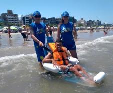 Cadeirantes e pessoas com dificuldade de locomoção podem tomar banho de mar no Litoral paranaense, graças ao Projeto Praia Acessível, desenvolvido em parceria pela Companhia de Saneamento do Paraná (Sanepar) e Secretaria Estadual da Família e Desenvolvimento Social (SEDS)