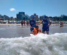 Cadeirantes e pessoas com dificuldade de locomoção podem tomar banho de mar no Litoral paranaense, graças ao Projeto Praia Acessível, desenvolvido em parceria pela Companhia de Saneamento do Paraná (Sanepar) e Secretaria Estadual da Família e Desenvolvimento Social (SEDS)