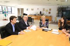 Secretária da Família e Desenvolvimento Social, Fernanda Richa, recebe Rafael Greca, prefeito de Curitiba, o vereador Pier Petruzziello e equipe da Central de Libras - Foto: Rogério Machado/SECS