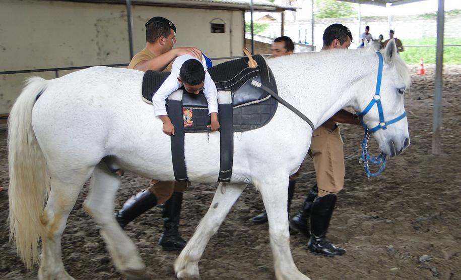 Ofertado gratuitamente à comunidade paranaense há 10 anos, o serviço de equoterapia do Regimento de Polícia Montada (RPMon) da Polícia Militar do Paraná já ajudou na recuperação de mais de 500 pessoas ao longo do tempo e é uma das principais atividades promovidas pela unidade. Os militares estaduais que atuam nessa área possuem cursos e capacitação técnica no tema, além dos equinos serem treinados e separados exclusivamente para esse trabalho.Foto: Divulgação PMPR