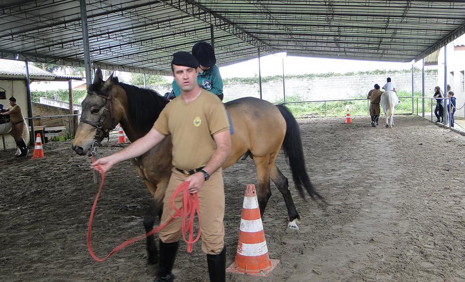 Ofertado gratuitamente à comunidade paranaense há 10 anos, o serviço de equoterapia do Regimento de Polícia Montada (RPMon) da Polícia Militar do Paraná já ajudou na recuperação de mais de 500 pessoas ao longo do tempo e é uma das principais atividades promovidas pela unidade. Os militares estaduais que atuam nessa área possuem cursos e capacitação técnica no tema, além dos equinos serem treinados e separados exclusivamente para esse trabalho.Foto: Divulgação PMPR