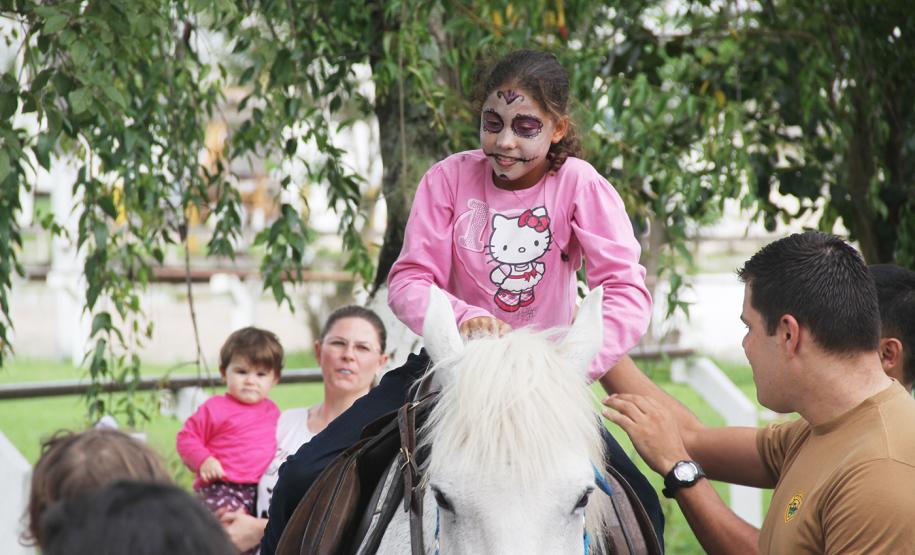 Ofertado gratuitamente à comunidade paranaense há 10 anos, o serviço de equoterapia do Regimento de Polícia Montada (RPMon) da Polícia Militar do Paraná já ajudou na recuperação de mais de 500 pessoas ao longo do tempo e é uma das principais atividades promovidas pela unidade. Os militares estaduais que atuam nessa área possuem cursos e capacitação técnica no tema, além dos equinos serem treinados e separados exclusivamente para esse trabalho.Foto: Sd Feliphe Aires