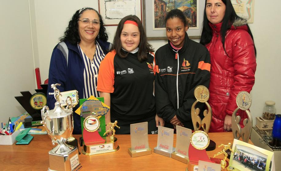 Secretaria de Estado da Educação do Paraná, Colégio Estadual de Educação Especial Primavera, alunas vão carregar a Tocha Olimpica por Curitiba, na foto a aluna Isabel de Castro a mae Ivete Gomes de Casto e a aluna Raira Daiane Rodrigues com a mae Rejane Rodrigues. 24-05-16. Foto: Hedeson Alves