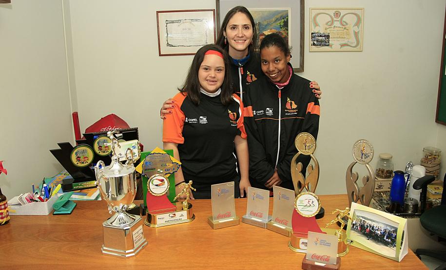 Secretaria de Estado da Educação do Paraná, Colégio Estadual de Educação Especial Primavera, alunas vão carregar a Tocha Olimpica por Curitiba, na foto a aluna Isabel de Castro a professora Evelin Sabadin e a aluna Raira Daiane Rodrigues. 24-05-16. Foto: Hedeson Alves