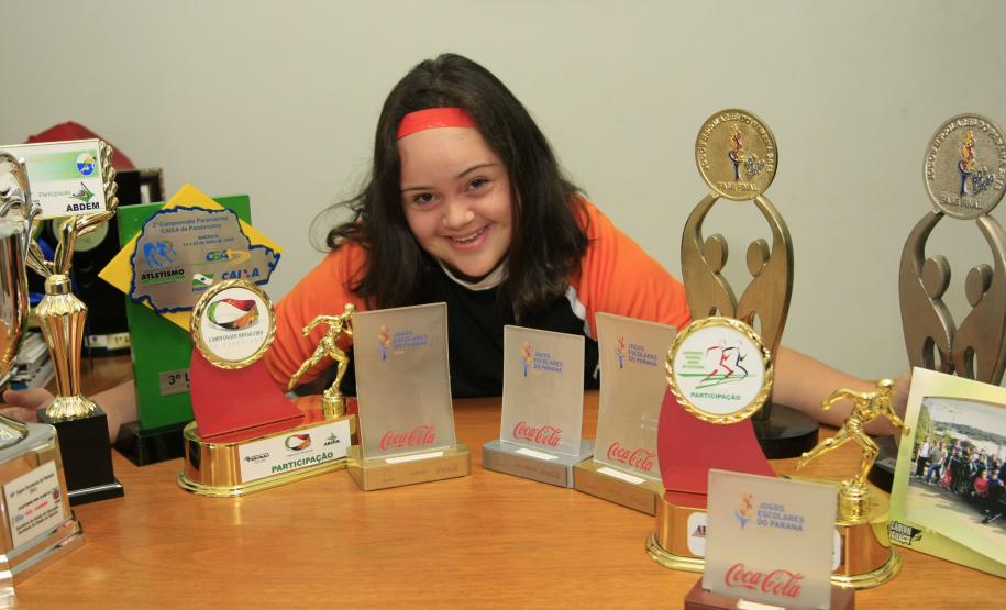 Secretaria de Estado da Educação do Paraná, Colégio Estadual de Educação Especial Primavera, alunas vão carregar a Tocha Olimpica por Curitiba, na foto a aluna Isabel de Castro. 24-05-16. Foto: Hedeson Alves