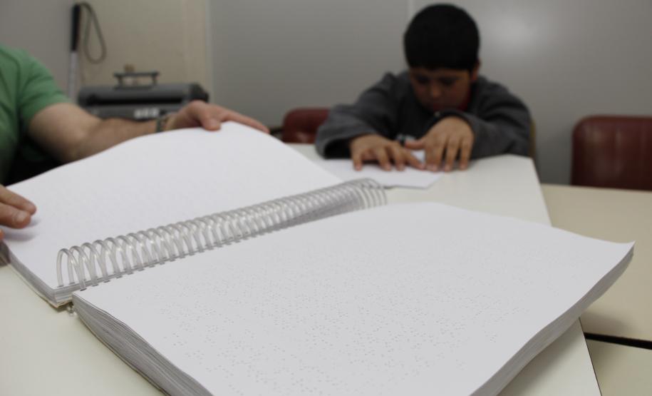 Elaborado pelo Instituto Paranaense de Cegos (IPC) em parceria com a seção Braille da BPP, o material traz orientações de convivência com pessoas com deficiência visual. Foto: Aliocha Maurício/Seds