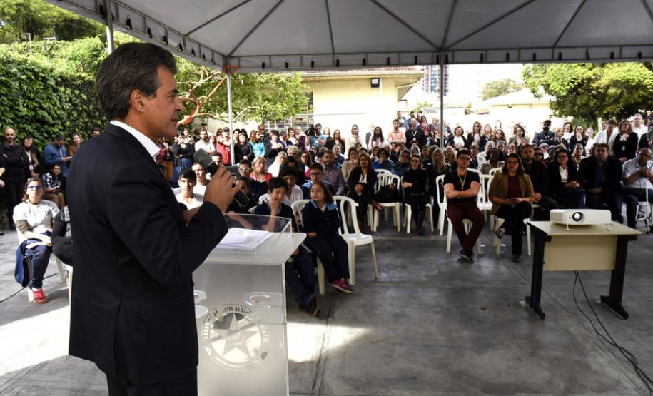 Governador Beto Richa, acompanhado pela secretária da Educação, Ana Seres Trento Comim, secretário da Comunicação Social, Deonilson Roldo e demais autoridades, participa do lançamento do Aplicativo Sinalário, aplicativo para estudantes com deficiência autidiva.Curitiba, 03/10/2017Foto: Ricardo Almeida  ANPr