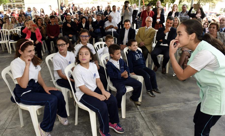 Governador Beto Richa, acompanhado pela secretária da Educação, Ana Seres Trento Comim, secretário da Comunicação Social, Deonilson Roldo e demais autoridades, participa do lançamento do Aplicativo Sinalário, aplicativo para estudantes com deficiência autidiva.Curitiba, 03/10/2017Foto: Ricardo Almeida  ANPr