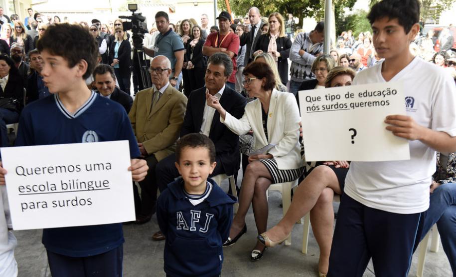 Governador Beto Richa, acompanhado pela secretária da Educação, Ana Seres Trento Comim, secretário da Comunicação Social, Deonilson Roldo e demais autoridades, participa do lançamento do Aplicativo Sinalário, aplicativo para estudantes com deficiência autidiva.Curitiba, 03/10/2017Foto: Ricardo Almeida  ANPr