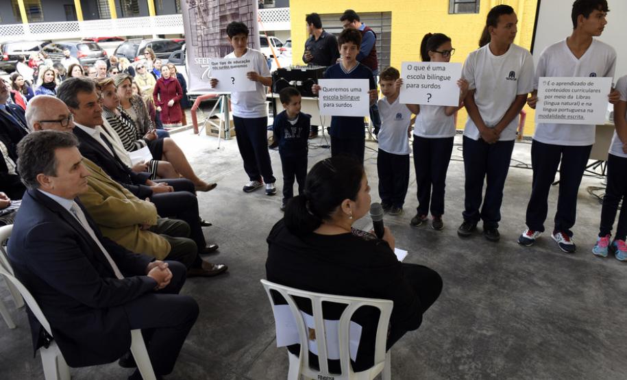 Governador Beto Richa, acompanhado pela secretária da Educação, Ana Seres Trento Comim, secretário da Comunicação Social, Deonilson Roldo e demais autoridades, participa do lançamento do Aplicativo Sinalário, aplicativo para estudantes com deficiência autidiva.Curitiba, 03/10/2017Foto: Ricardo Almeida  ANPr