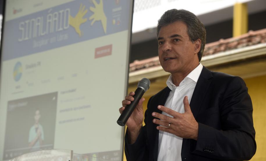 Governador Beto Richa, acompanhado pela secretária da Educação, Ana Seres Trento Comim, secretário da Comunicação Social, Deonilson Roldo e demais autoridades, participa do lançamento do Aplicativo Sinalário, aplicativo para estudantes com deficiência autidiva.Curitiba, 03/10/2017Foto: Ricardo Almeida  ANPr