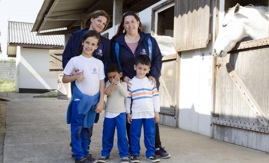 Projeto de equoterapia da Policia Militar Montada do Paraná Projeto de equoterapia da Policia Militar Montada do Paraná. Na foto: os alunos Arthur Gabriel de Lima, Juan Miguel Nascimento e Maria Eduarda Ramos e as professoras Madalena Greczoski e Josiane de Lima. Curitiba, 16-09-2015. Foto: Adrieli Takiguti /SEDS
