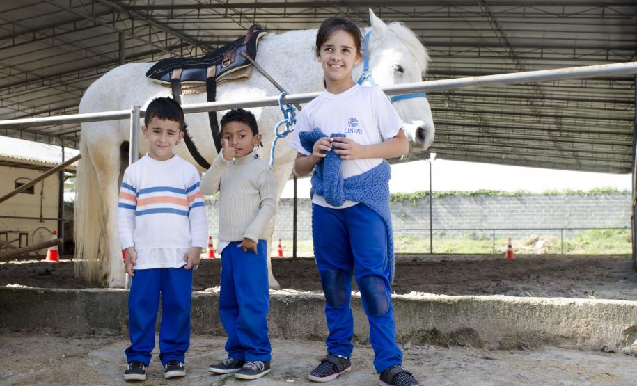 Projeto de equoterapia da Policia Militar Montada do Paraná Projeto de equoterapia da Policia Militar Montada do Paraná. Na foto: os alunos Arthur Gabriel de Lima, Juan Miguel Nascimento e Maria Eduarda Ramos e as professoras Madalena Greczoski e Josiane de Lima. Curitiba, 16-09-2015. Foto: Adrieli Takiguti /SEDS