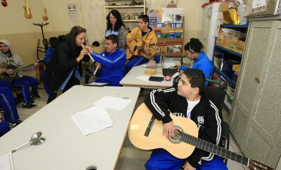 Secretaria de Estado da Educação do Paraná, Colégio Estadual Manuel Borges Macedo no município de Rio Branco do Sul região metropolitana de Curitiba, na foto a professora Solange de Fátima Elias na sala de recursos com seus alunos. 27-04-16. Foto: Hedeson Alves
