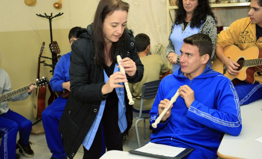 Secretaria de Estado da Educação do Paraná, Colégio Estadual Manuel Borges Macedo no município de Rio Branco do Sul região metropolitana de Curitiba, na foto a professora Solange de Fátima Elias na sala de recursos com seus alunos. 27-04-16. Foto: Hedeson Alves