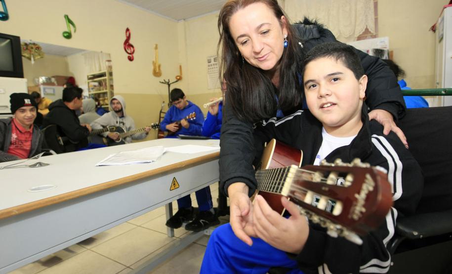 Secretaria de Estado da Educação do Paraná, Colégio Estadual Manuel Borges Macedo no município de Rio Branco do Sul região metropolitana de Curitiba, na foto a professora Solange de Fátima Elias na sala de recursos com seus alunos. 27-04-16. Foto: Hedeson Alves