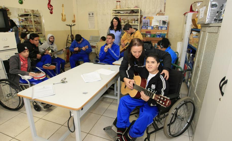 Secretaria de Estado da Educação do Paraná, Colégio Estadual Manuel Borges Macedo no município de Rio Branco do Sul região metropolitana de Curitiba, na foto a professora Solange de Fátima Elias na sala de recursos com seus alunos. 27-04-16. Foto: Hedeson Alves