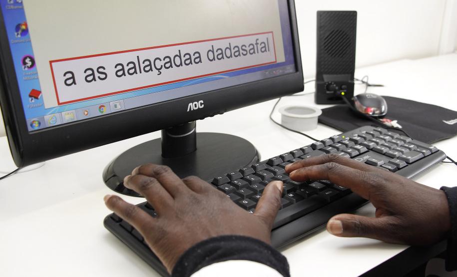 Braile é ferramenta para inclusão social da pessoa cega - Foto: Aliocha Mauricio/SEDS